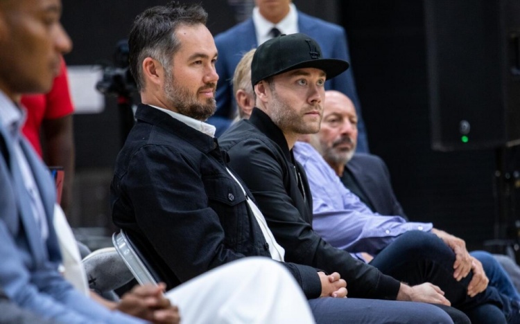 yl23455永利官方网站-出售平分百亿估值!湖人出售前 巴斯兄妹每年就只有300-500万分红